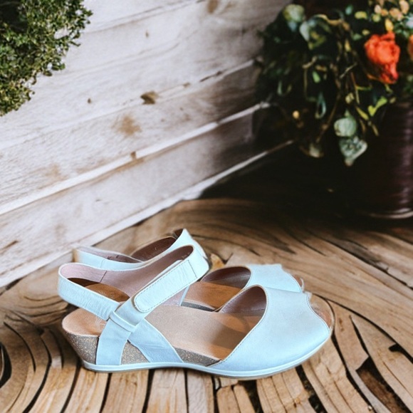 Dansko Cream Leather Vera Wedge Sandals Size 40. - Picture 8 of 11